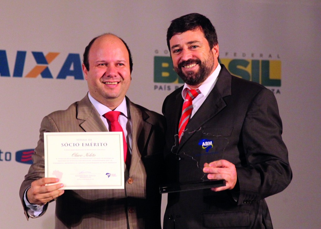 Olavo Noleto recebe homenagem do presidente da ABM, Eduardo Tadeu Pereira, por sua atuação no municipalismo.